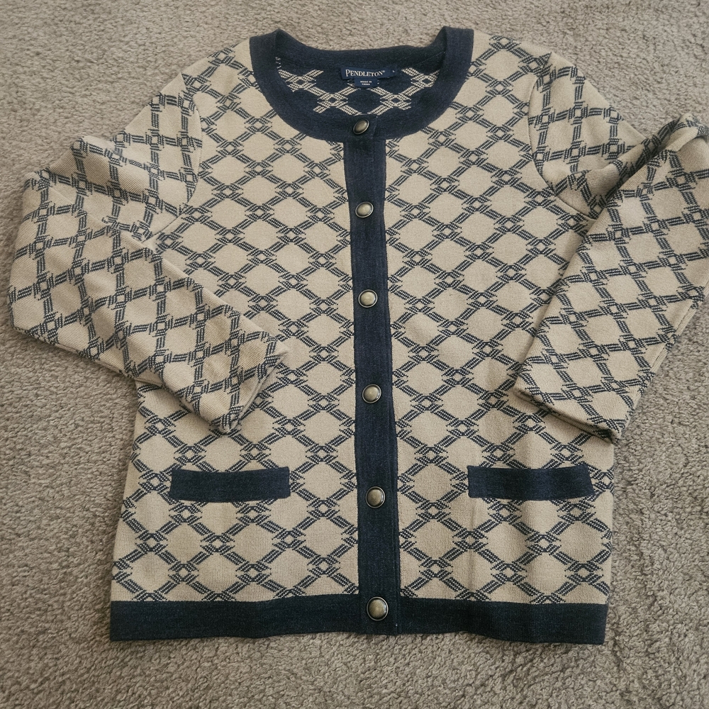 Pendleton Women's Black and Cream Sweater